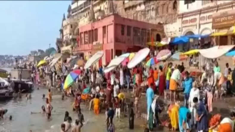 वाराणसी: शरद पूर्णिमा पर आस्था की डुबकी,सड़क पर उतरी वीएचपी, बांग्लादेश में हिंदू मंदिरों पर हमले से है नाराज