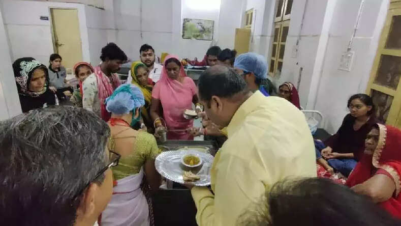 MP News: खरगोन कलेक्टर कर्मवीर शर्मा पहुंचे सरकारी अस्पताल चखा मरीजों का भोजन, सामने आई सच्चाई