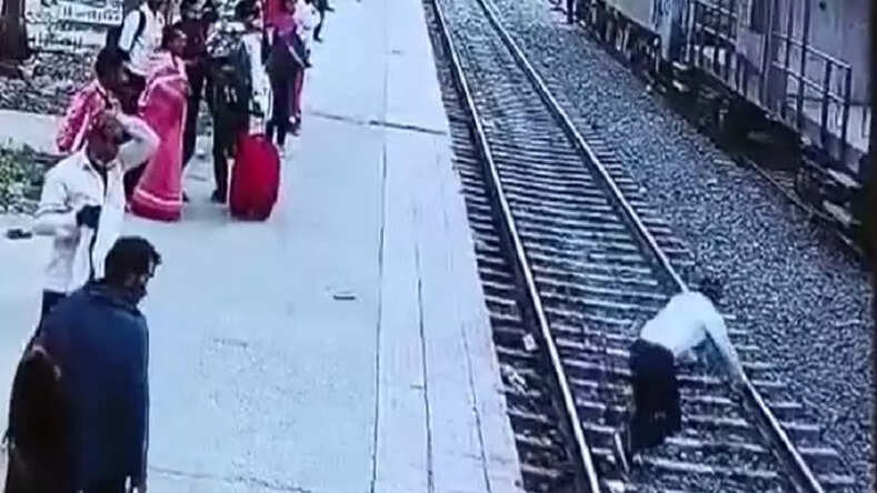  कारोबार में घाटा होने से परेशान एक कारोबारी ने ट्रेन के सामने छलांग लगाकर दे दी जान, जानिए पूरा मामला