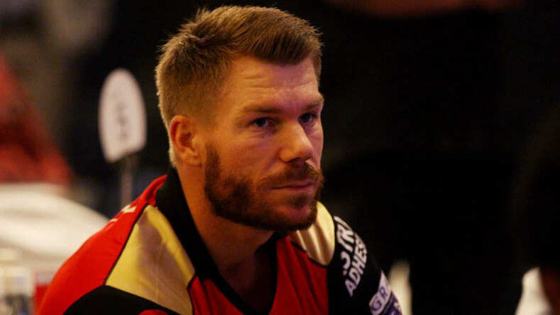 डेविड वॉर्नर: कप्तानी छिनी, टीम से बाहर हुए और फिर T20 World Cup 2021 जीत लिया