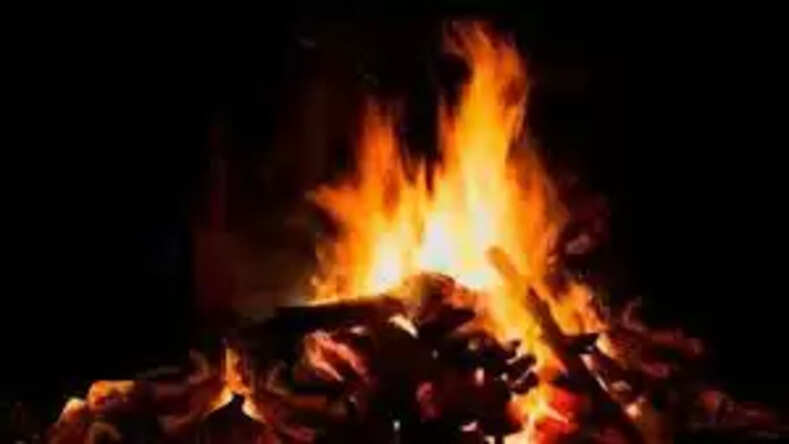 महिला ने खुद के लिए सजाई चिता और गई कूद , कहा- सपने में दिखता था भूत