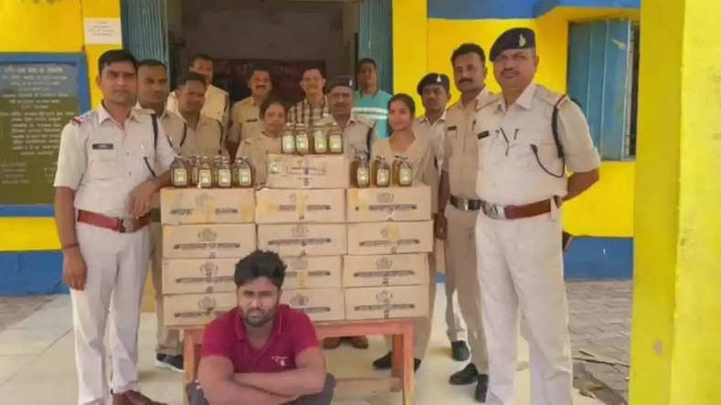 पुलिस ने घेराबंदी कर 88 हजार रुपए की कीमत की 14 पेटी अंग्रेजी अवैध शराब के साथ तस्कर को किया गिरफ्तार