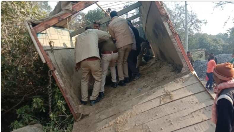 मावेशी से लदा ट्रक जा घुसा गढ्ढे में,सरेनी पुलिस को मिली बड़ी कामयाबी