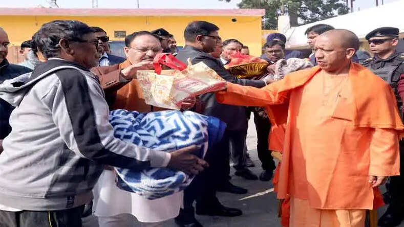 Lucknow News : साल के आखिरी दिन जेपी नड्डा और सीएम योगी ने बच्चों को बांटी चॉकलेट, जरूरतमंदों को कंबल दिए