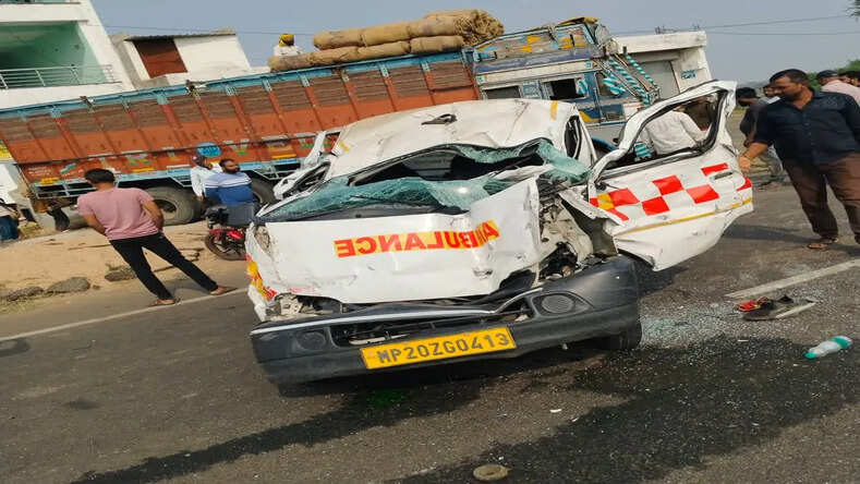 MP News: सिवनी में दिखा तेज रफ्तार का कहर, एंबुलेंस और बाइक की भीषण भिंड़त, 3 की मौत, 2 घायल