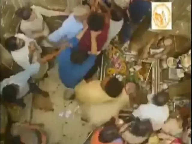 काशी विश्वनाथ मंदिर में दर्शन को लेकर श्रद्धालुओं और सेवादारों के बीच मारपीट, सामने आया CCTV वीडियो 