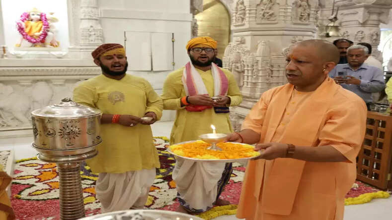 UP News: श्रीरामलला के दरबार में मुख्यमंत्री योगी आदित्यनाथ ने लगाई हाजिरी, आरती उतारकर की परिक्रमा