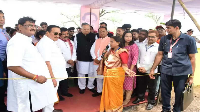 मुख्यमंत्री एवं केन्द्रीय जल शक्ति मंत्री को सेंट्रल ग्राउंड वाटर बोर्ड रायपुर के डायरेक्टर ने मिशन जल रक्षा अंतर्गत मिनी पर्कोलेशन टैंक में इंजेक्शन वेल एवं रिचार्ज शाफ्ट के तकनीकी की दी जानकरी