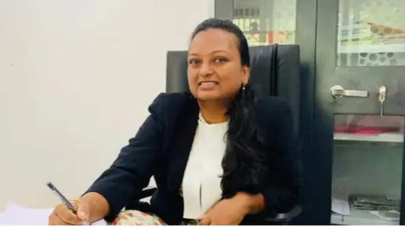 हिंदू देवी-देवताओं के खिलाफ 'आपत्तिजनक' टिप्पणी को लेकर कांग्रेस नेता वी शैलजा के घर पर अज्ञात लोगों ने किया हमला