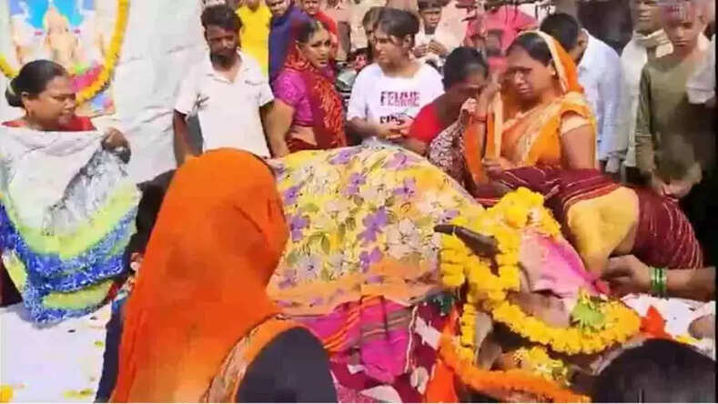 Kawardha News: रीति-रिवाज के साथ मृत गाय की निकाली अंतिम यात्रा, किया दाह संस्कार