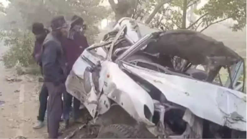 Bihar News: नवादा में दुखद घटना पेड़ में जा घुसी तेज रफ़्तार कार, 3 मौत, 2 की हालत गंभीर