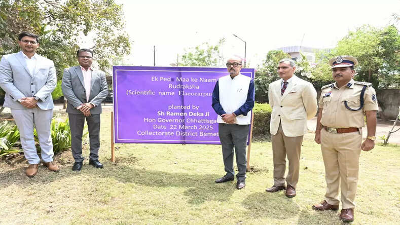 राज्यपाल रमेन डेका ने बेमेतरा कलेक्ट्रेट परिसर में ’एक पेड़ माँ के नाम अभियान‘ अंतर्गत किया पौधारोपण