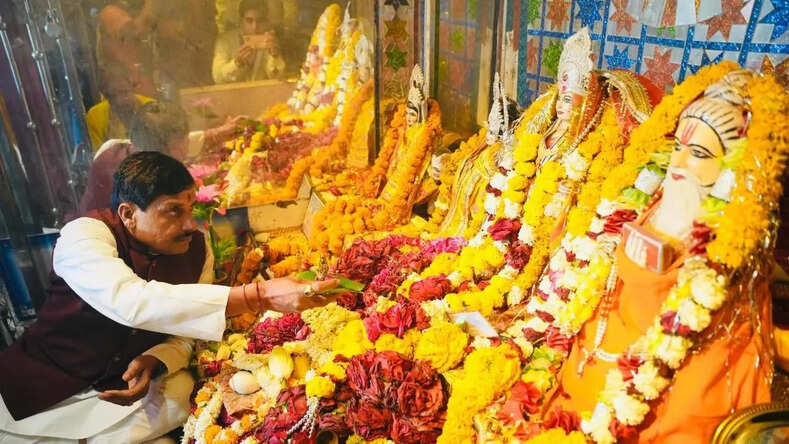 Karila Dham: सीएम मोहन यादव पहुंचे करीला धाम, पूजन-अर्चना कर लिया माता जानकी का आशीर्वाद