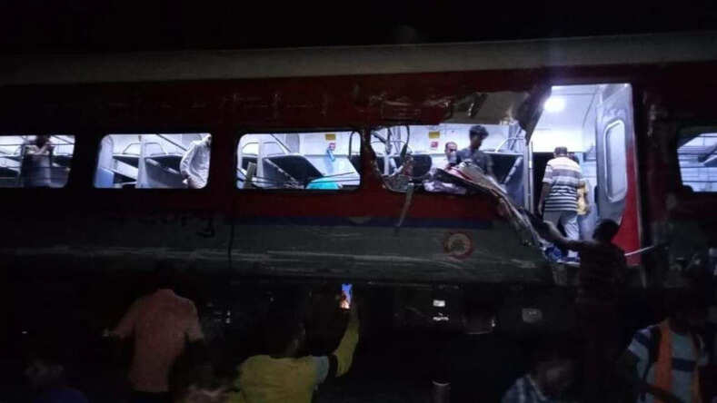बालासोर में ट्रेन हादसा, रेलवे ने जारी किए हेल्पलाइन नंबर्स, लें अपनों की जानकारी
