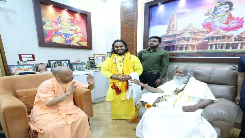 मुख्यमंत्री योगी ने दीपावली पर संत समाज से की मुलाकात, दीप जलाकर भेंट किए उपहार