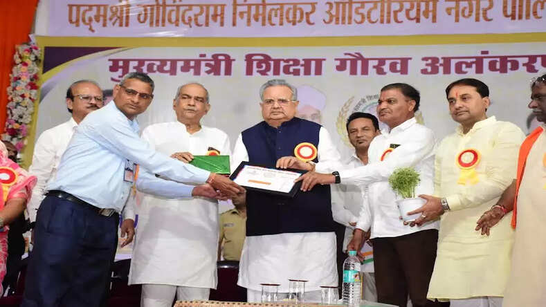 हर युग के निर्माण में परिवर्तन के लिए शिक्षक देते हैं मार्गदर्शन- विधानसभा अध्यक्ष डॉ. रमन सिंह