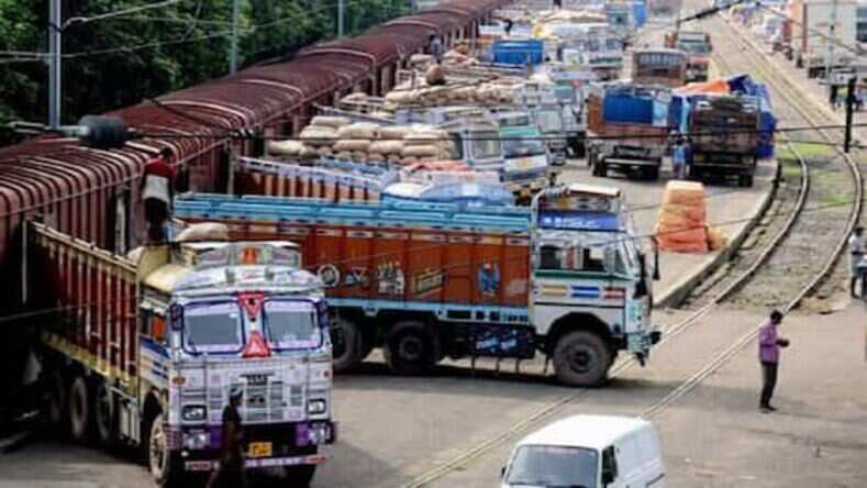 इस सेक्टर काे तगड़ा झटका, हर दिन हाे रहा है 315 कराेड़ का नुकसान