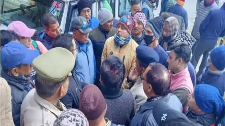 UK News: उत्तराखंड में भारत-नेपाल बॉर्डर पर तनाव का माहौल, पथराव की घटना के बाद भारतीय व्यापारियों ने दोनो देशों को जोड़ने वाला पुल किया बंद