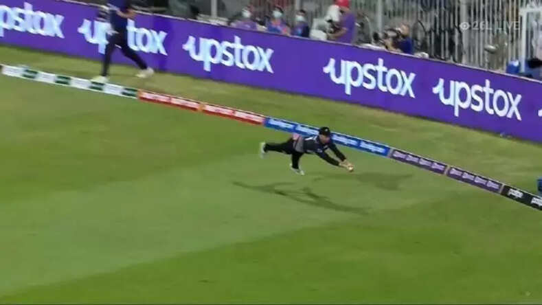 T20 World Cup 2021: डेवॉन कॉनवे ने पकड़ा हैरतअंगेज कैच, गोली की रफ्तार से जा रही गेंद को 'उड़कर लपका, देखे वीडियो&nbsp;