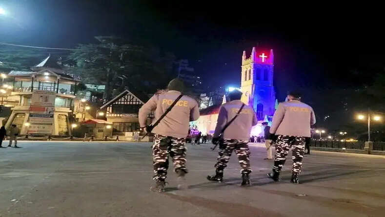 Shimla में शराब के नशे में Police से उलझा सैलानी, ASI को जड़ा थप्पड़