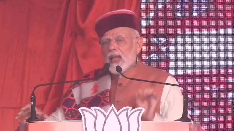 हिमाचल प्रदेश के चंबी में एक एम्बुलेंस को रास्ता देने के लिए पीएम नरेंद्र मोदी ने रोका अपना काफिला 
