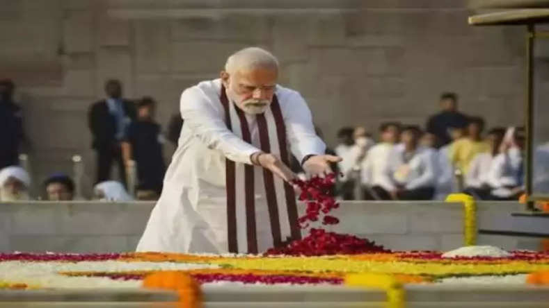 राष्ट्रपिता महात्मा गांधी की 76वीं पुण्यतिथि, पर पीएम मोदी ने राजघाट पहुंच दी श्रद्धांजलि