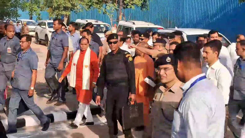 UP News: यूपी के सीएम योगी आदित्यनाथ ने रैपिडएक्स स्टेशन का किया निरीक्षण