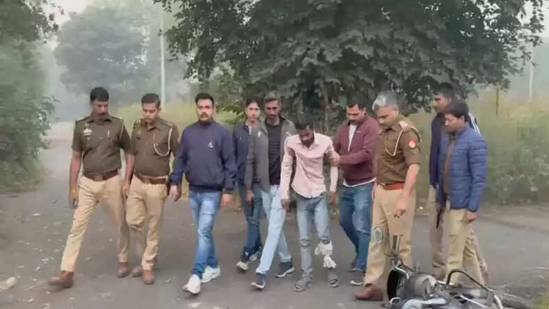 Noida News: NCR क्षेत्र में रात को मकानों एवं मोटर साइकिल चोरी करने वाले शातिर अभियुक्त को पुलिस मुठभेड में किया गिरफ्तार