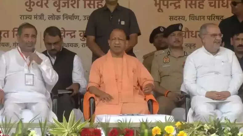 सहारनपुर दौरे पर सीएम योगी आदित्यनाथ: आपदा पीड़ितों को दिया भरोसा, राहत सामग्री के ट्रकों को दिखाई हरी झंडी