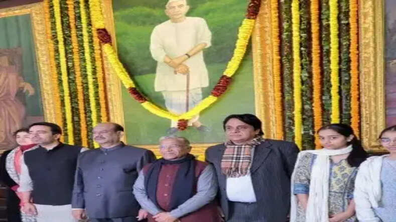 लोक सभा अध्यक्ष ओम बिरला ने चौधरी चरण सिंह को अर्पित की पुष्पांजलि