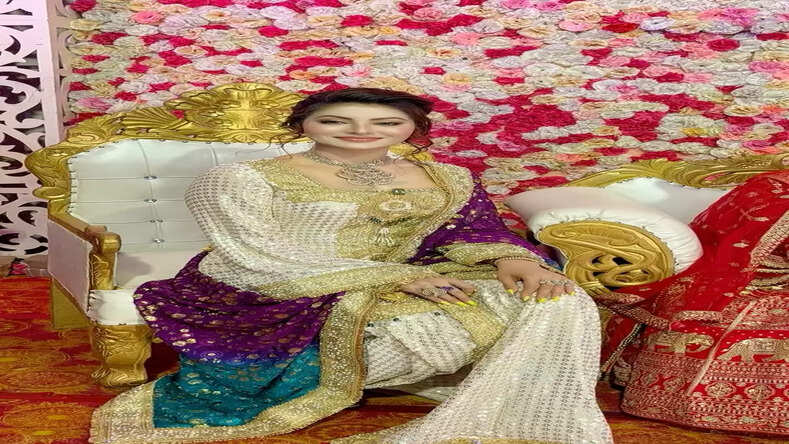 उत्तराखंड में एक शादी में अपनी अविश्वसनीय उपस्थिति से शोभा बढ़ा रही हैं उर्वशी रौतेला,50 लाख से अधिक की लागत वाली दो पोशाकों में स्वप्निल और मंत्रमुग्ध लग रही हैं, यहां अविश्वसनीय विवरण देखें