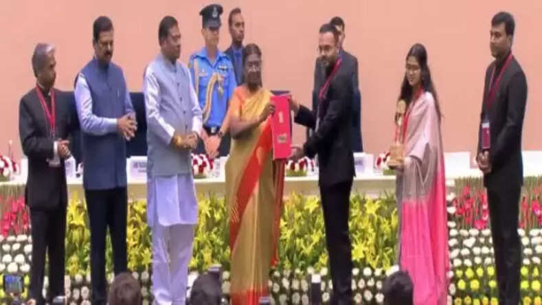 झारखंड के पश्चिमी सिंहभूम और लोहरदगा के उपायुक्तों को राष्ट्रपति द्रौपदी मुर्मू के हाथों मिला भूमि सम्मान