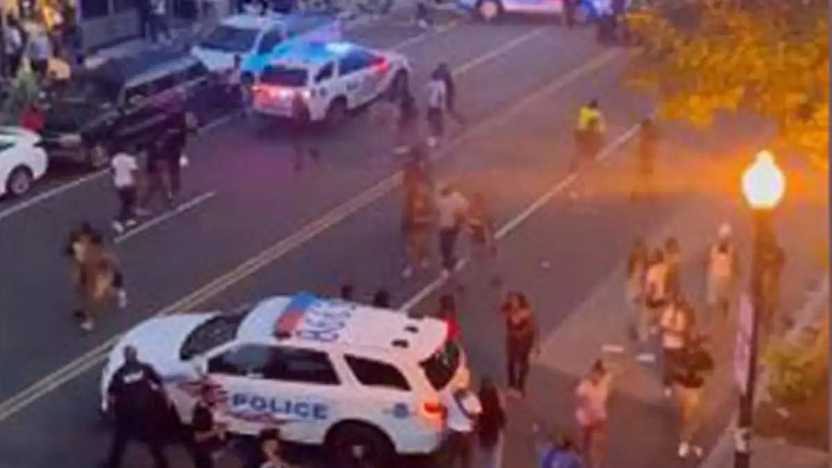 वाशिंगटन DC में म्यूजिक कॉन्सर्ट कार्यक्रम के दौरान हुई गोलीबारी में पुलिस अधिकारी समेत कई लोग घायल