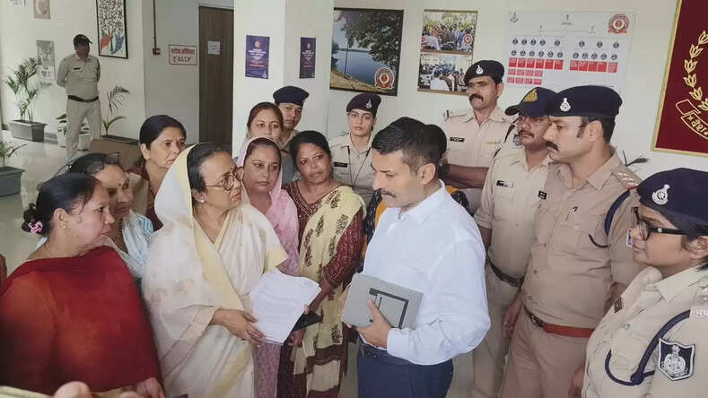 राजधानी भोपाल सहित प्रदेश में महिलाओं पर बढ़ रहे अपराधों पर शिकंजा कसने पुलिस कमिश्नर को सौंपा ज्ञापन, अपराधियों पर कार्यवाही की मांग की: विभा पटेल