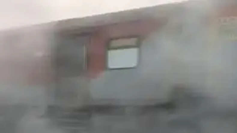 Bareilly News: अवध असम एक्सप्रेस के स्लीपर कोच में अचानक लगी आग, ट्रेन में सवार यात्रियों में मचा हड़कंप