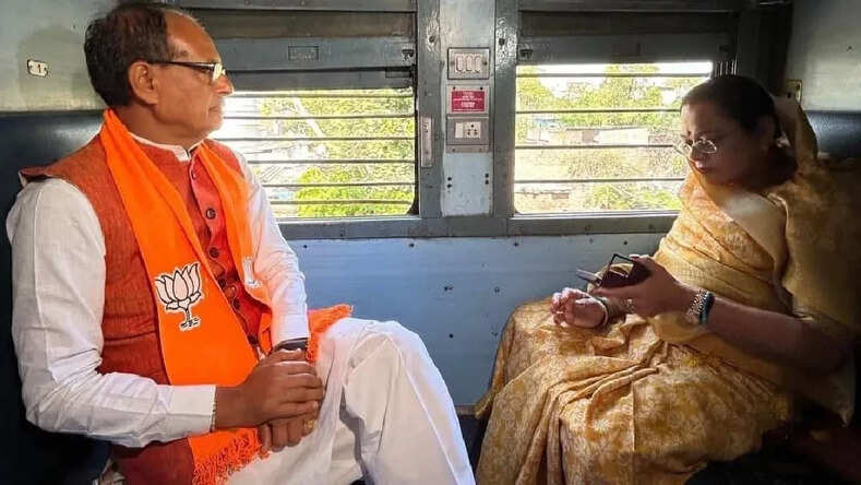 भोपाल से विदिशा तक पूर्व सीएम शिवराज ने पत्नी साधना सिंह के साथ पैसेंजर ट्रेन में की यात्रा