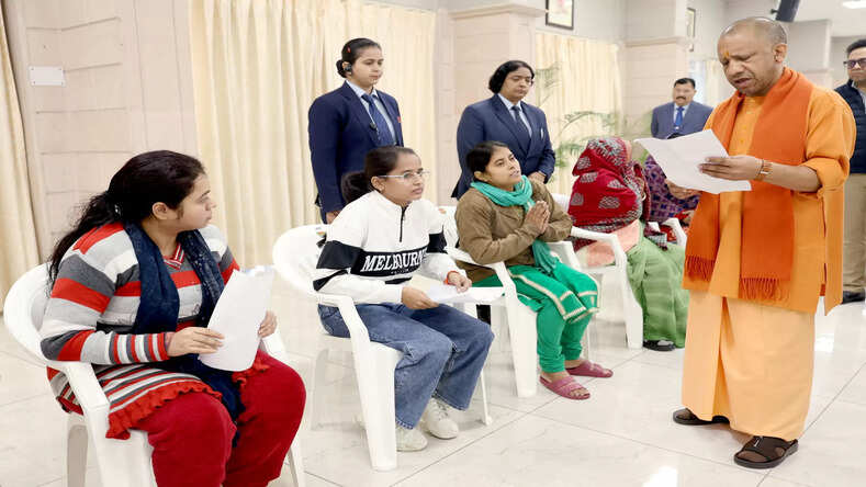  मां ने लगाई मासूम के जीवन की गुहार, सीएम योगी ने तत्काल करवाई इलाज की व्यवस्था 