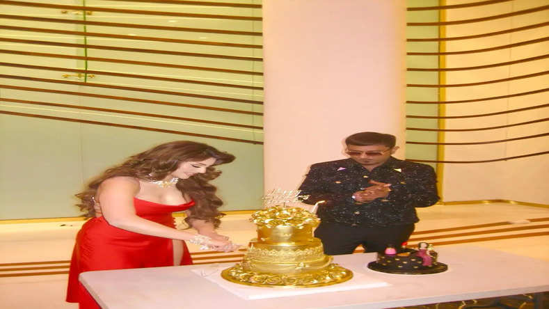 उर्वशी रौतेला ने अपने जन्मदिन पर बनाया विश्व रिकॉर्ड, 'लव डोज 2' के सेट पर यो यो हनी सिंह द्वारा उपहार में दिया गया 3 करोड़ का असली 24 कैरेट सोने का केक काटा!