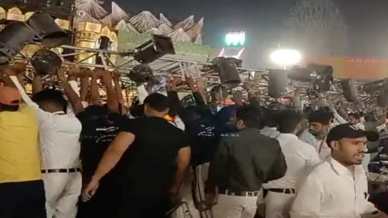 लालकिला के सामने हो रही रामलीला में हुआ हादसा, लाइट का बड़ा पैनल गिरने 11 साल का बच्चा समेत 4 लोग हुए घायल