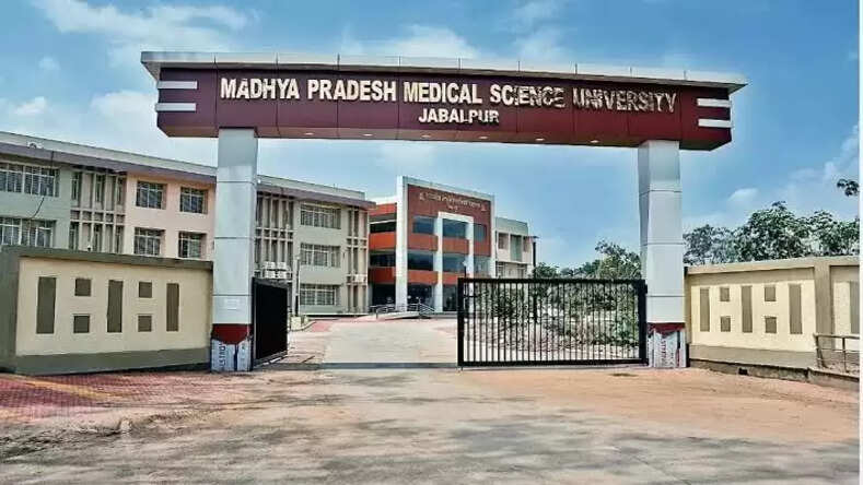 अयोग्य स्टाफ नर्स रजनी नायर को मेडिकल विश्वविद्यालय ने पर्यवेक्षक से हटाया