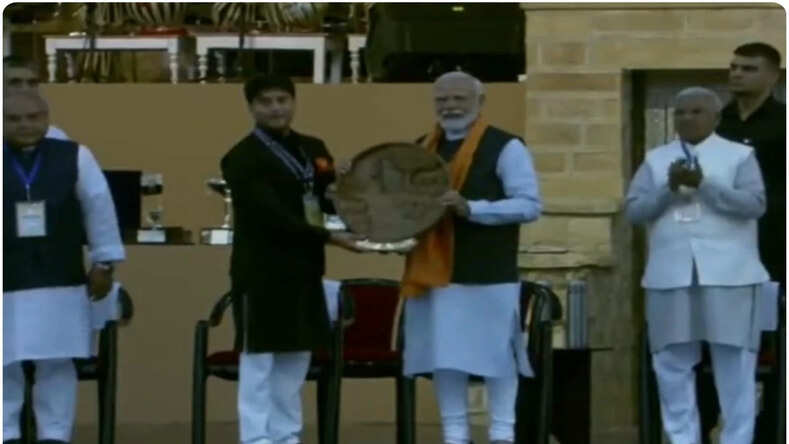 MP News: सिंधिया स्कूल के कार्यक्रम में पीएम नरेंद्र मोदी का बच्चों ने गरबा गीत से किया स्वागत