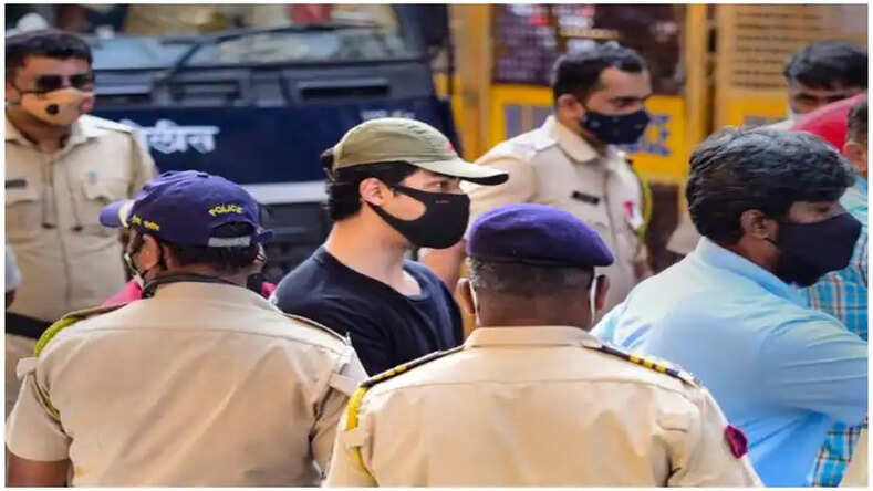 Aryan Khan Drugs Case: जमानत पर बाहर आर्यन खान आज जाएंगे एनसीबी ऑफिस, लगानी होगी हाजरी