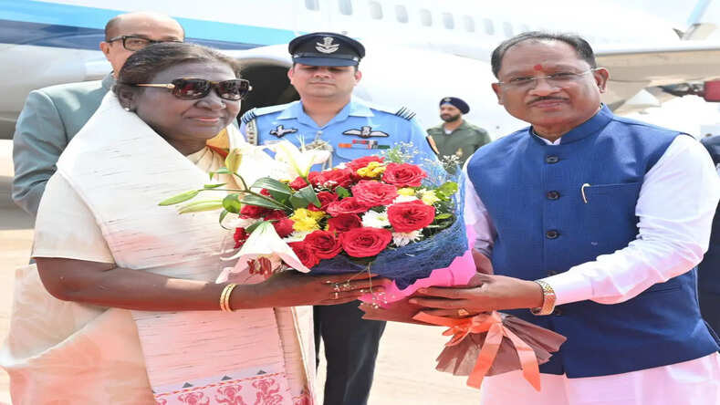 छत्तीसगढ़ के स्वामी विवेकानंद एयरपोर्ट पर राष्ट्रपति द्रौपदी मुर्मु का भव्य स्वागत