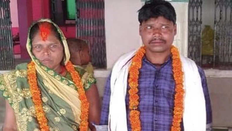 दादी का अपने पति से हुआ मोहभंग, पोते से मंदिर में कर ली शादी 