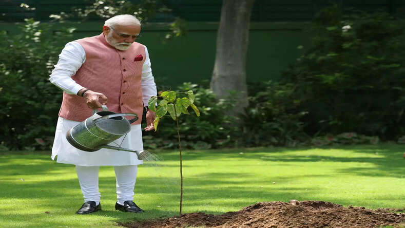 प्रधानमंत्री ने विश्व पर्यावरण दिवस पर नई दिल्ली स्थित अपने आवास पर सिंदूर का पौधा लगाया