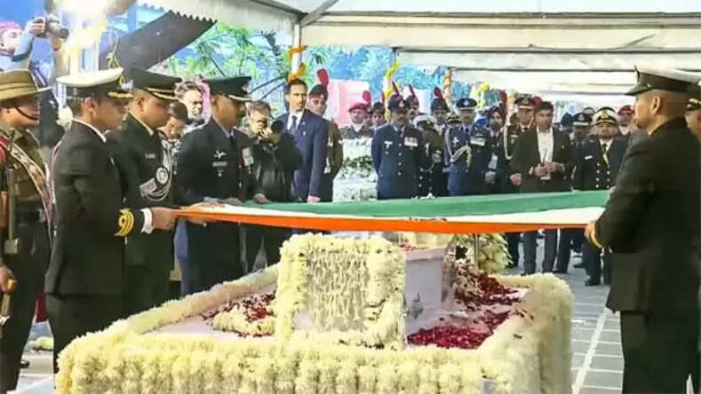 राजकीय सम्मान के साथ पूर्व प्रधानमंत्री मनमोहन सिंह का किया गया अंतिम संस्कार, बेटी ने दी मुखाग्नि