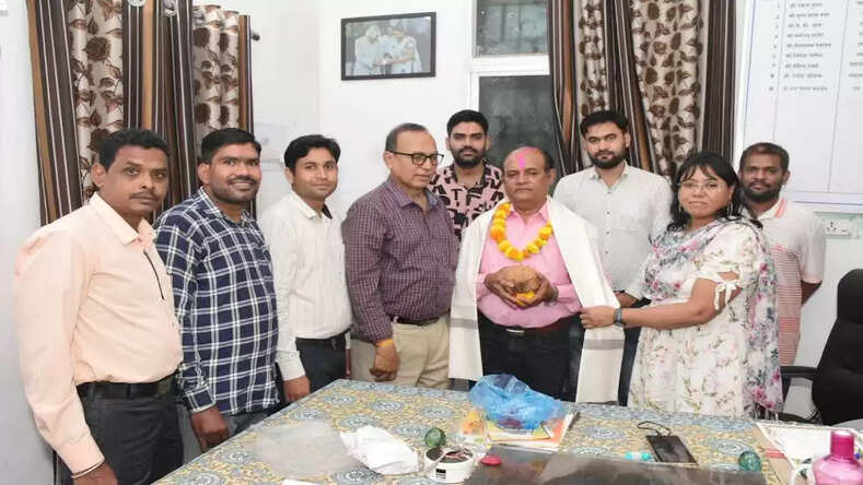 जनसंपर्क कार्यालय में पदस्थ चौकीदार विजय कुमार उजवने को सेवानिवृत्त होने पर दी गई भावभीनी विदाई