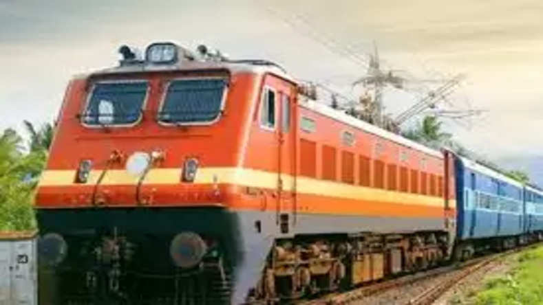 Indian Railways : गर्मी की छुट्टियों में रेलवे ने चलाई कई समर स्पेशल ट्रेनें, यहां देखें लिस्ट