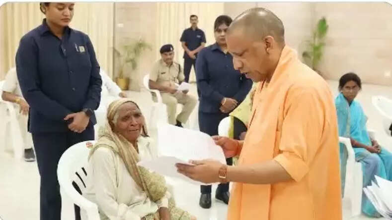 UP News: मुख्यमंत्री योगी आदित्यनाथ ने ‘जनता दर्शन’ में सुनी आमजन की व्यथा, त्वरित न्याय और सम्मानजनक व्यवहार के दिए सख्त आदेश