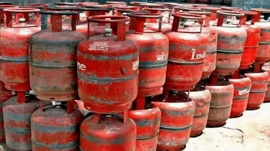 महीने के पहले दिन ही LPG सिलेंडर की कीमतें बढ़ी लगा महंगाई का झटका